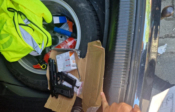 Polițiștii au găsit pistolul cu care s-a tras în geamul garajului FOTO: IPJ Constanța