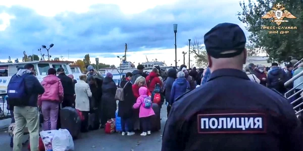 Captură de ecran dintr-un video publicat de miliția Republicii Populare Donețk, pe 20 oct 2022, arată civili probabil părăsind regiunea Herson Foto AFP
