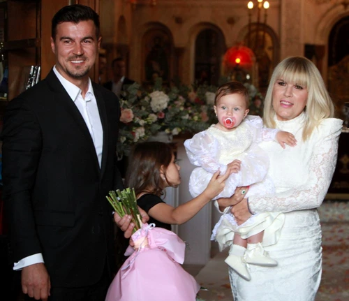 Elena Udrea şi Adrian Alexandrov, doi părinţi fericiţi, alături de micuţa lor Eva Maria