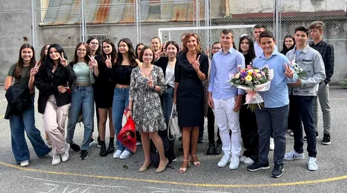 Carmen Iohannis in negru in prima zi de scoala (1) jpg