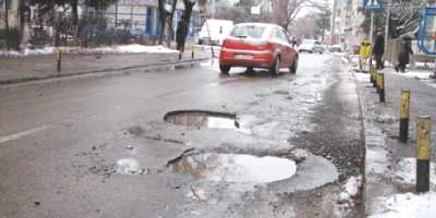 Străzile din oraş sunt pline  de cratere acoperite cu apă