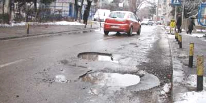 Străzile din oraş sunt pline  de cratere acoperite cu apă