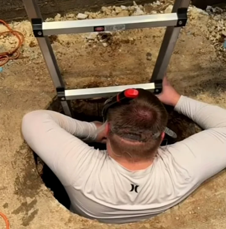Oamenii au descoperit tunelul când au scos cada din baie. Foto: Captură video Tik Tok