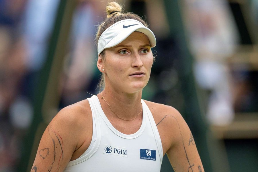 Imagini cu impact emoțional cu Vondrousova: campioana de la Wimbledon a abandonat după o căzătură-horror VIDEO