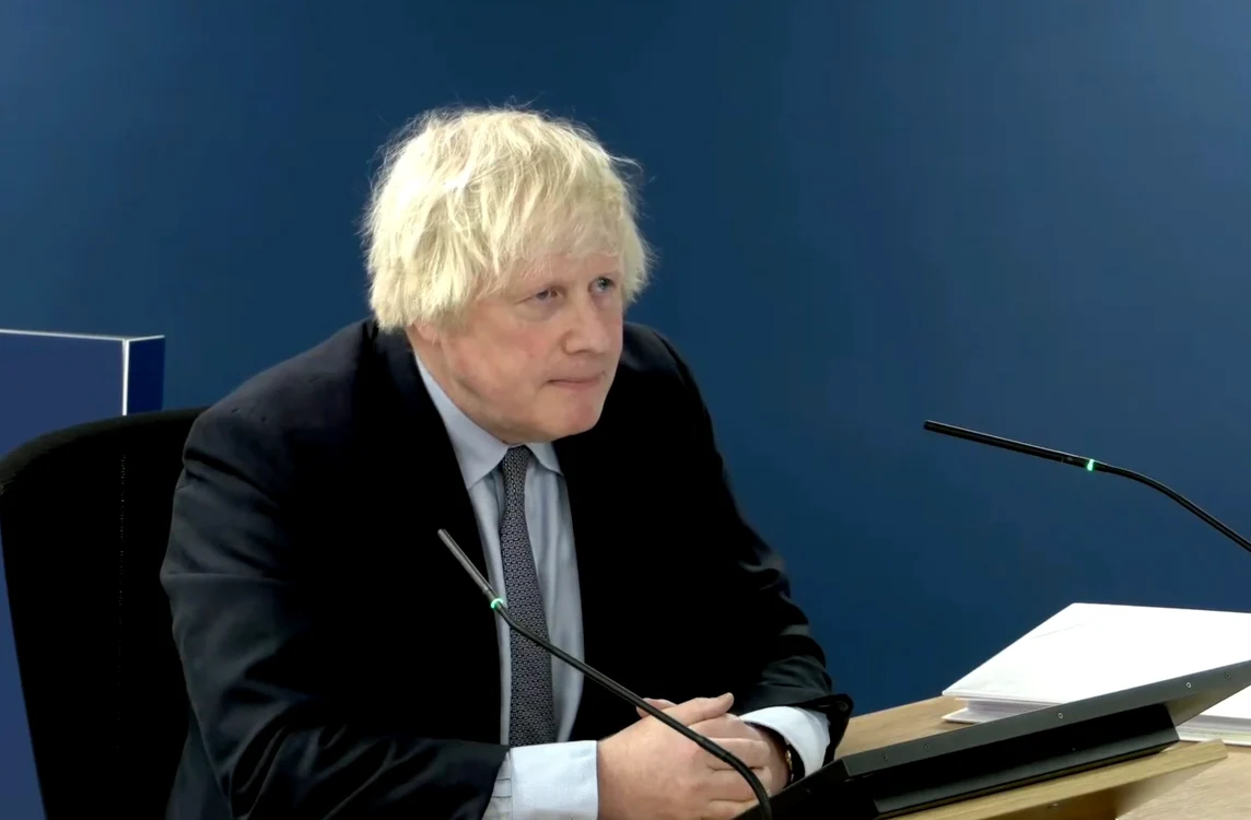 Johnson trebuie să răspundă la întrebările legate de pandemie sub presiunea străzii
