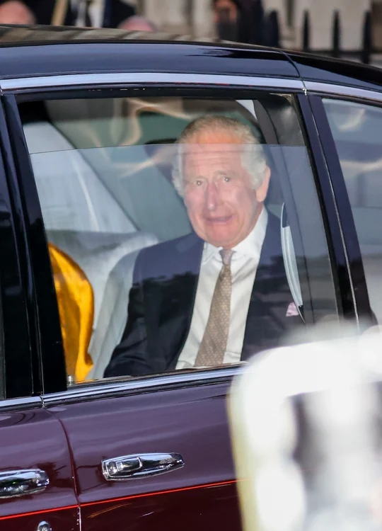 Regele Charles a revenit la Londra (1) jpg