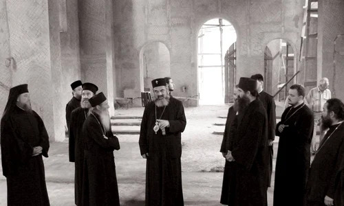 Arhiepiscopul Pimen alături de Mitropolitul Daniel, actualul Patriarh al României, și de alți clerici jpeg