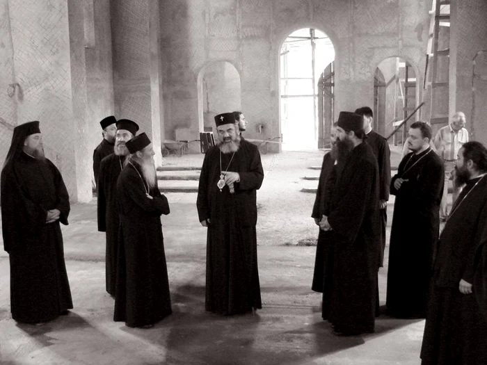 Arhiepiscopul Pimen alături de Mitropolitul Daniel, actualul Patriarh al României, și de alți clerici