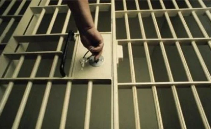 Un tânăr a fost ținut de familie într-o cameră cu grilaje metalice.