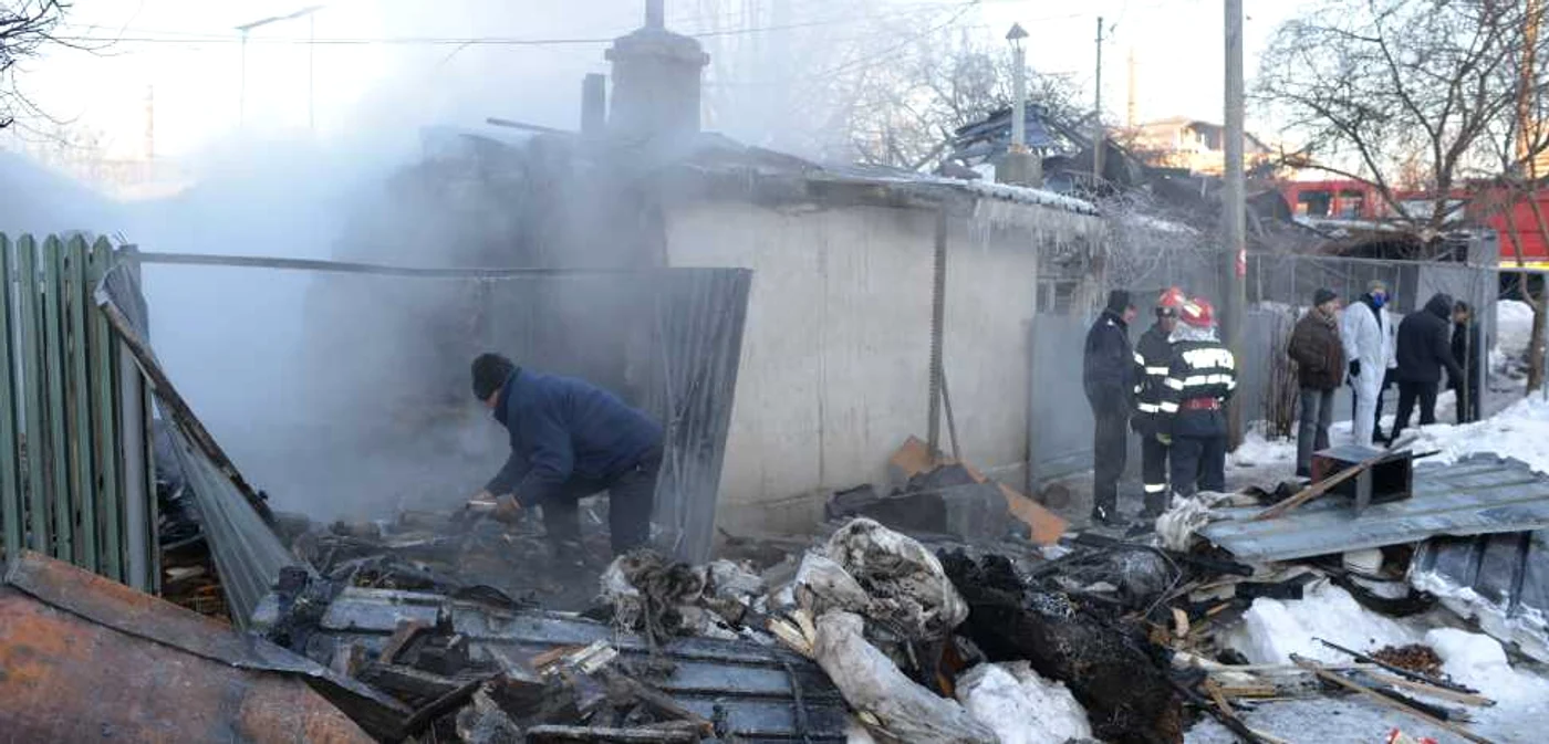 În timpul intervenţiei, un pompier s-a rănit uşor. Foto: Adevărul