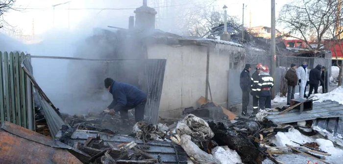 În timpul intervenţiei, un pompier s-a rănit uşor. Foto: Adevărul