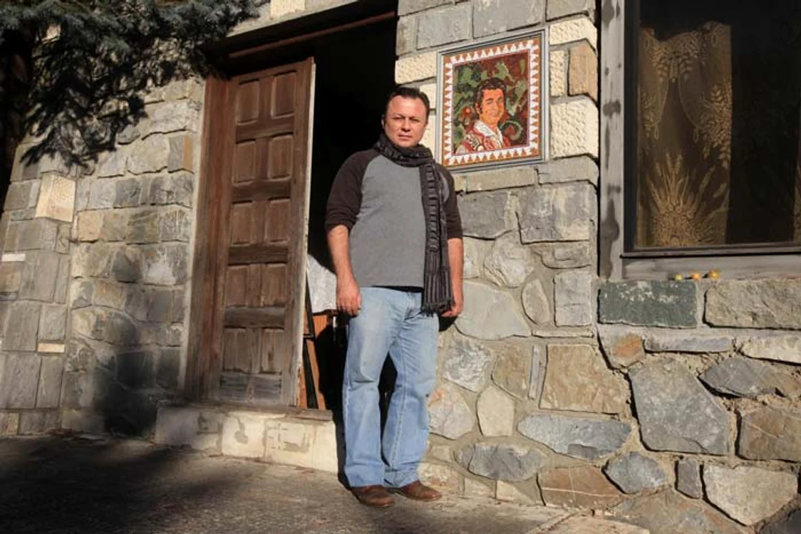 Lângă uşa de la intrare e un mozaic cu chipul lui Ion Dolănescu