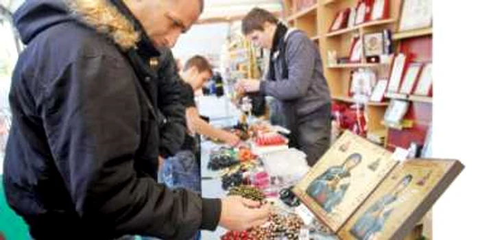 Cel mai vândut obiect religios a fost, zilele acestea, icoana cu bucăţi din veşmintele Sfintei Parascheva