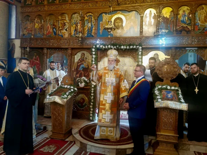 Slujba din a doua zi de Paşte, oficiată la Călăraşi de episcopul Vincenţiu FOTO Facebook/M.D.
