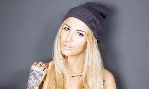 Fotomodelul Sallie Axl, de 27 de ani, a fost  şocată când a primit coletul îngrozitor  Acesta nu va mai putea avea copii niciodată  jpeg