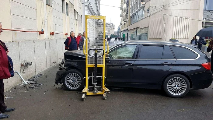 BMW-ul condus de directorul Operei din Timişoara după ce s-a "înfipt" în clădirea Operei FOTO pressalert.ro