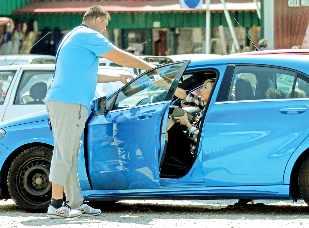 
    Deşi are venituri frumuşele din concerte, blondina speră să dea lovitura la Loteria Fiscală. Sore a luat bonul fiscal de la parcagiu şi l-a pus bine în portofelFoto: Blitz  