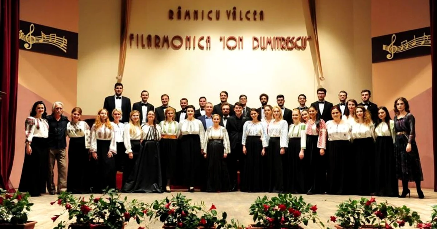 Corul Regal în ii vâlcene într-un concert din Capitalele Unirii Foto Bogdan Boari