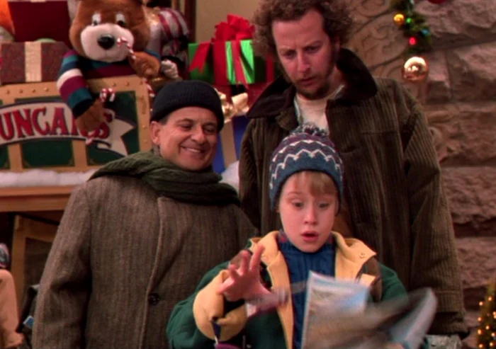 Imagine din celebra serie „Home Alone/ Singur acasă“