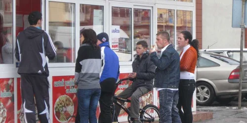 Tinerii nu renunţă la produsele din fast-food