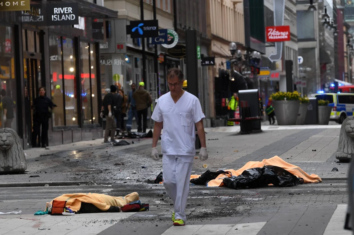 
    Așa arată perimetrul de pe străzile din Stockholm unde șoferul unui camion a intrat cu mașina în mulțimea din fața unui MallTwitter  