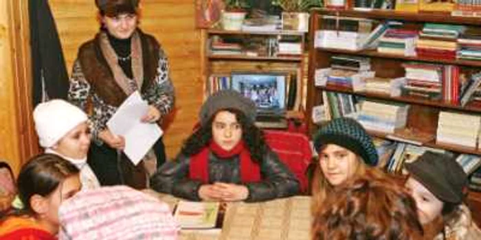 Profesoara Oana Bobeanu, împreună cu elevele ei