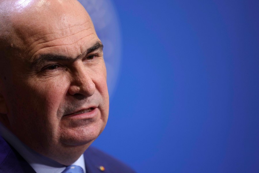 Demisia lui Anastasiu rezolvă o problemă, dar naște alta: va trebui Bolojan să meargă din nou în Parlament?