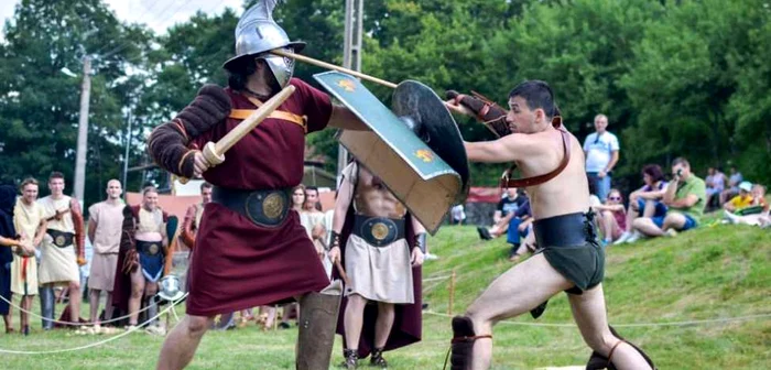 Luptele dintre gladiatori, cea mai mare atracţie a evenimentului FOTO Ionuţ Poptelecan