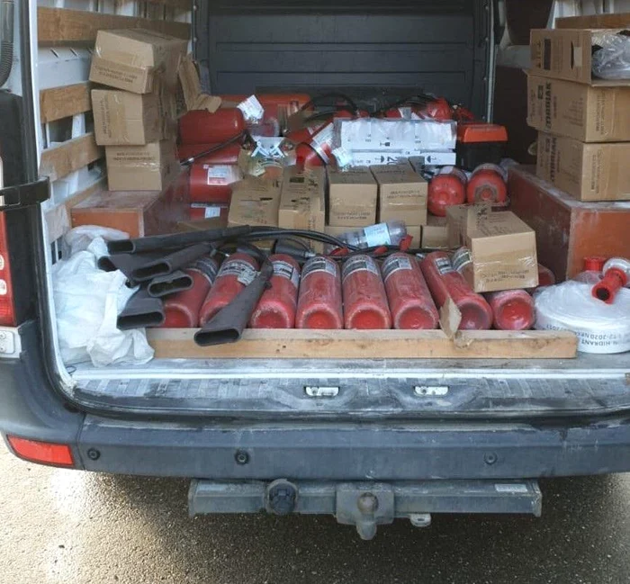 Extinctoarele au fost ridicate la perchezițiiFotografii: Poliția Română