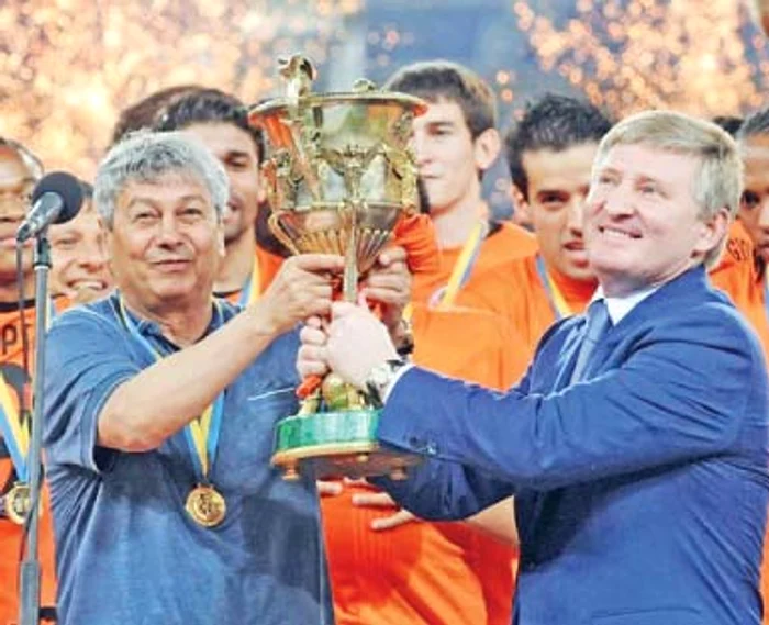 
    Mircea Lucescu şi Rinat  Ahmetov le-au prezentat  suporterilor trofeul cucerit  la finalul acestui sezon  