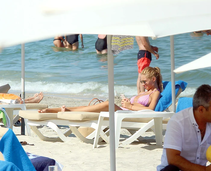 Laura Dincă – pepeni Mică la vârstă, mare la bust. Laura Dincă şi-a etalat la plajă ce vede doar Cristi Boureanu în dormitor: doi “pepeni” apetisanţi