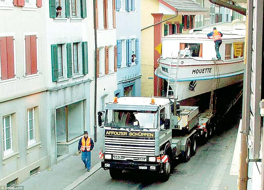 
    Un fost feribot  a fost transportat  cu greu din Elveţia  la Londra  