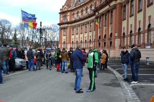 Micii comercianţi au protestat la Prefectură