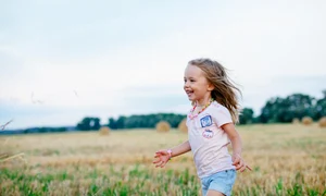 Top 6 aspecte importante de avut în vedere înainte să îi cumperi o bicicletă copilului tău+Fetiță în natură jpeg