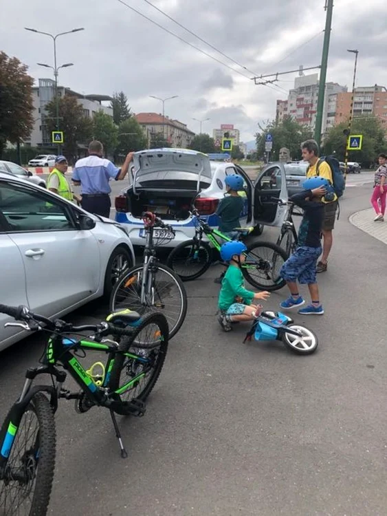 O mamă din Braşov a fost sancţionată pentru că mergea cu copiii cu bicicleta pe trotuar  FOTO Nika Iza