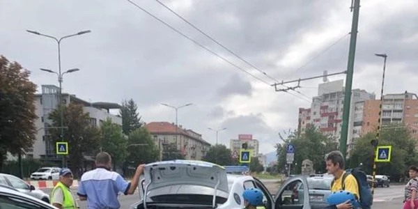 O mamă din Braşov a fost sancţionată pentru că mergea cu copiii cu bicicleta pe trotuar  FOTO Nika Iza
