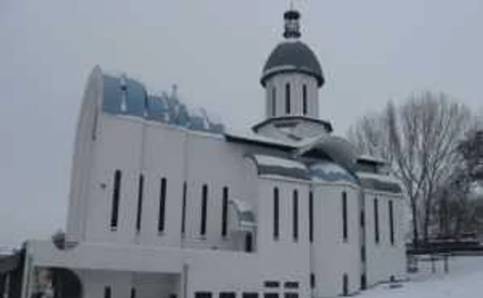 Biserica putea lua foc de la instalatia ornamentala de pe cruce