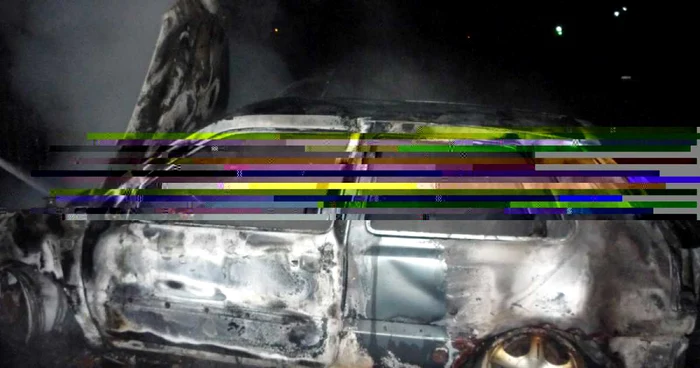 Incendiul a fost foarte violent, fapt ce a dus la distrugerea totală a maşinii...