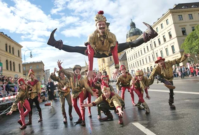 Saltimbanci şi  clovni au umplut  străzile din Munchen