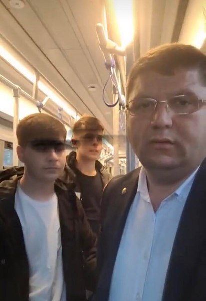 Fiul unui deputat din Craiova, bătut și tâlhărit în tramvai. Nimeni nu a sărit în ajutorul copilului