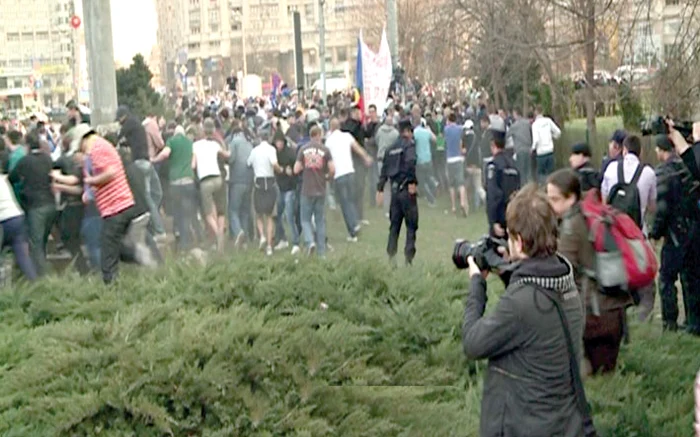 Piaţa Victoriei a devenit ieri un câmp de luptă al ultraşilor şi al forţelor de ordine