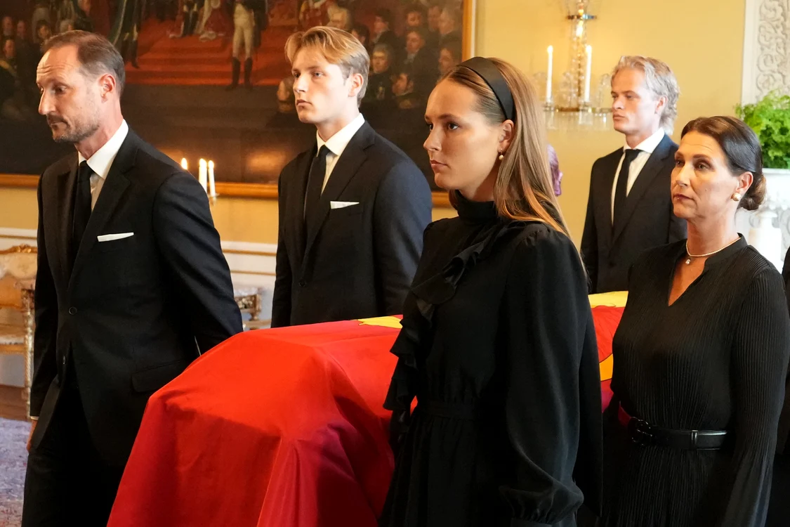 Marius Borg, Regele Haakon, Prințesa Ingrid Alexandra la procesiunile funerare, Profimedia (1) jpg
