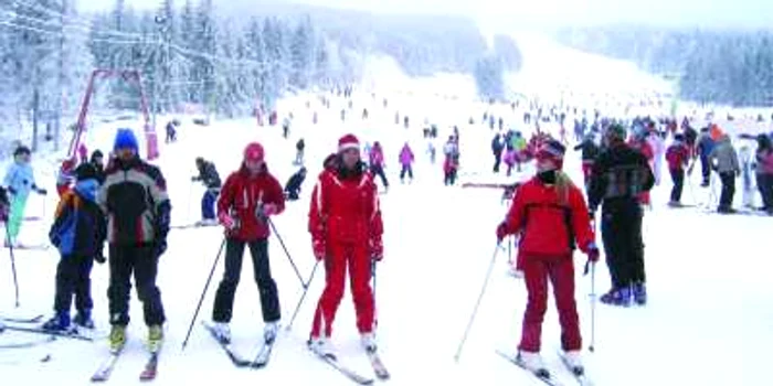 La munte, principala atracţie pentru turişti o reprezintă pârtia de ski