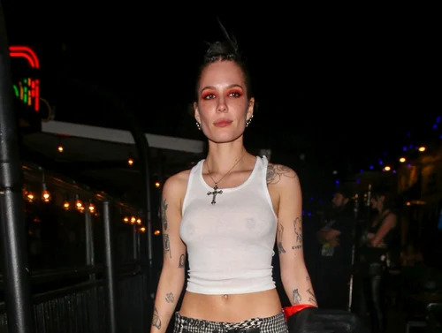 Halsey a ieșit fără sutien la o întâlnire cu prietenii (Foto: Profimedia)