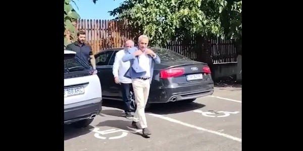 Călin Georgescu, gest controversat la Curtici: mașina cu care a venit, parcată pe două locuri pentru persoane cu dizabilități 