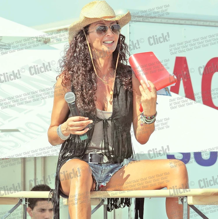 Mihaela Rădulescu ştie să facă spectacol atunci când prezintă un eveniment. Acum doi ani, la un show aviatic, vedeta şi-a arătat chiloţii fără nici o reţinere