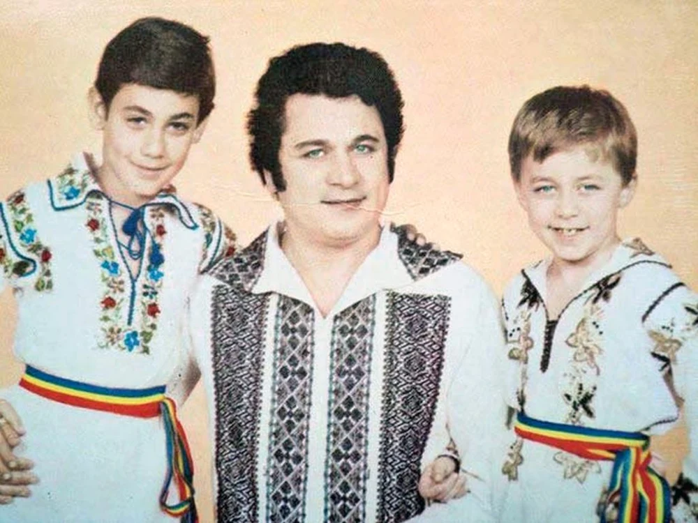 Ion Dolănescu, alături de cei doi fii FOTO Arhivă