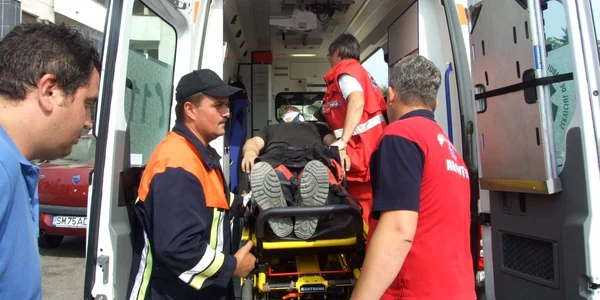 Cei doi răniţi au fost transportaţi la spital/foto: Arhiva