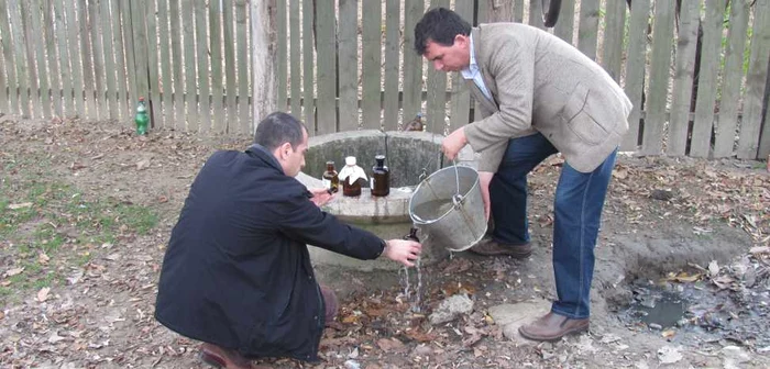 Inspectorii DSP au prelevat probe de la 10 puţuri din comună foto: M. Iosif