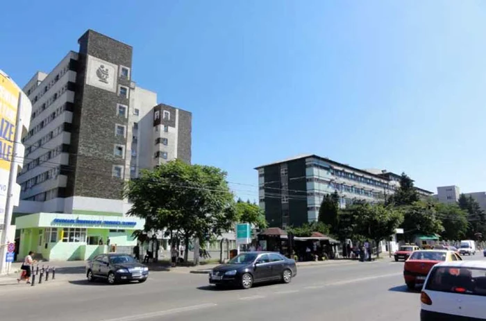 Bărbatul a fost adus la Spitalul Judeţean din Slatina în cătuşe la primele ore ale dimineţii de vineri, 22 iunie